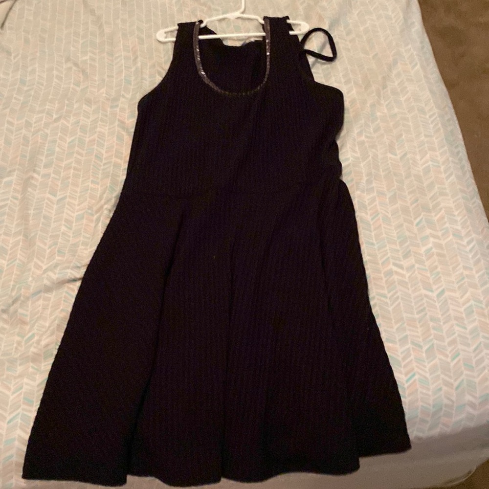 Cute black dress!